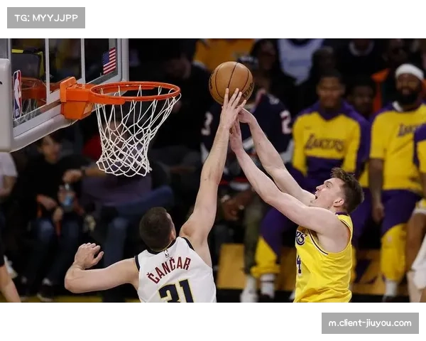 湖人主场凭借里夫斯复出35分击退残阵勇士取三连胜